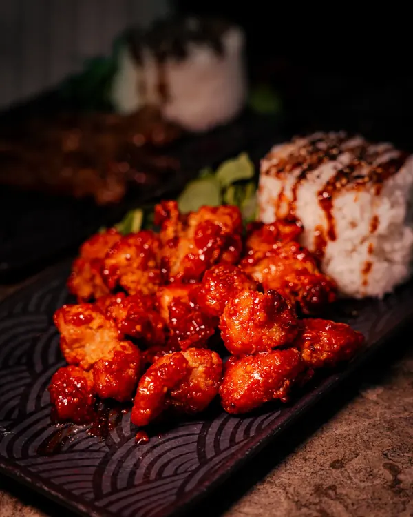 Glaserade chicken bites i skål