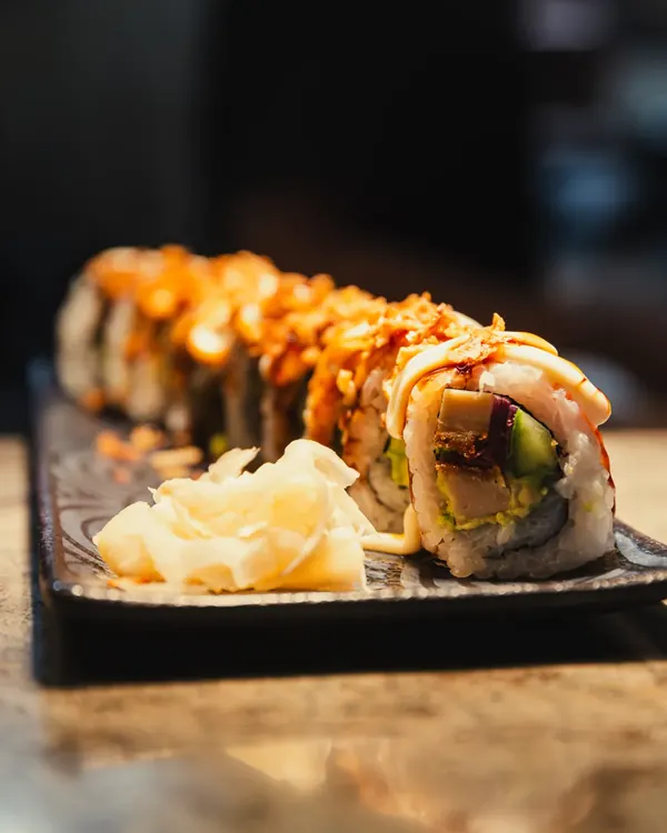 Crispy Chicken Rolls på svart tallrik