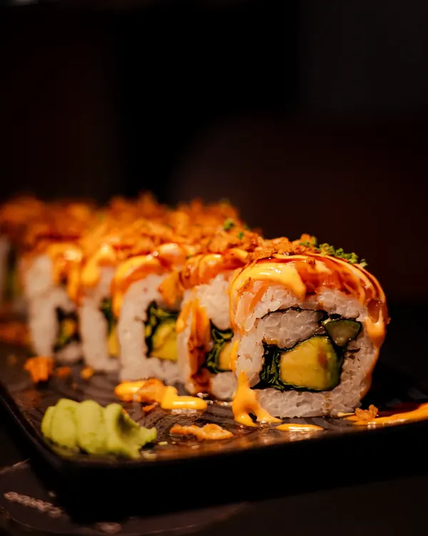 Flying Salmon Rolls med crunch-topping från Sushi Revolution