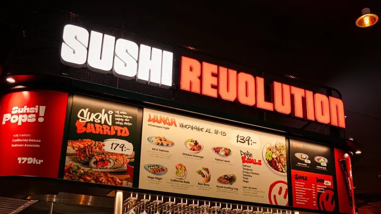 Kiosken i Mall of Scandinavia med lysande Sushi Revolution-skylt